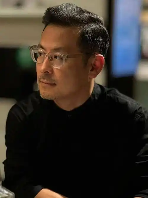 男人过了60岁,头发尽量少剪长发,平头,换成这些发型更儒雅帅气_男士