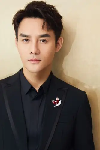 王凯全黑look西装帅气出席发布会,透露新角色正在挑选中