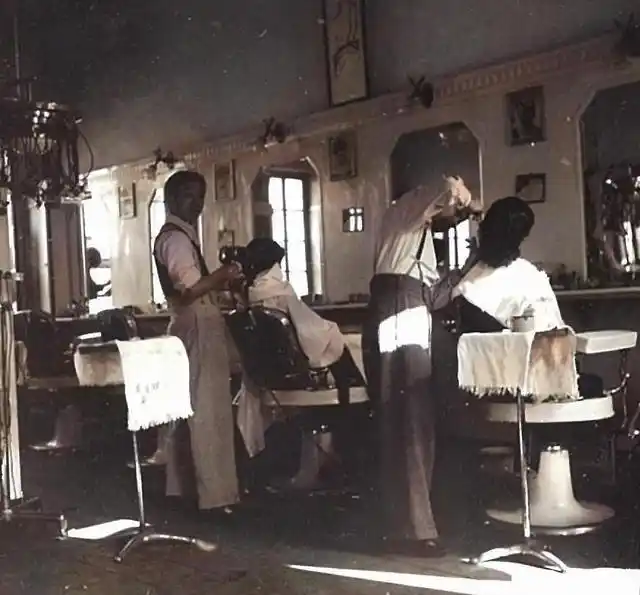老照片:民国时期的理发馆和剃头棚(1940年)