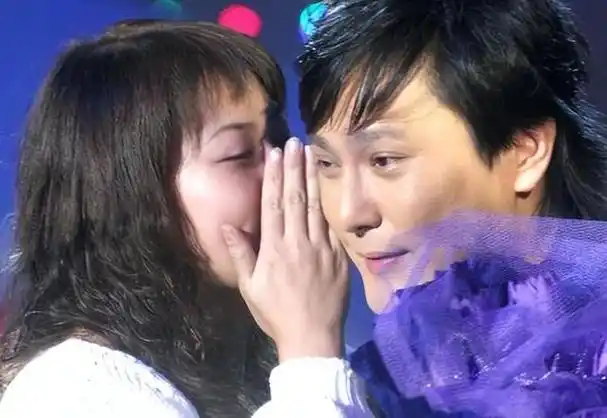 张信哲打开了日记本,里面充满了朱小妹深深的爱意.