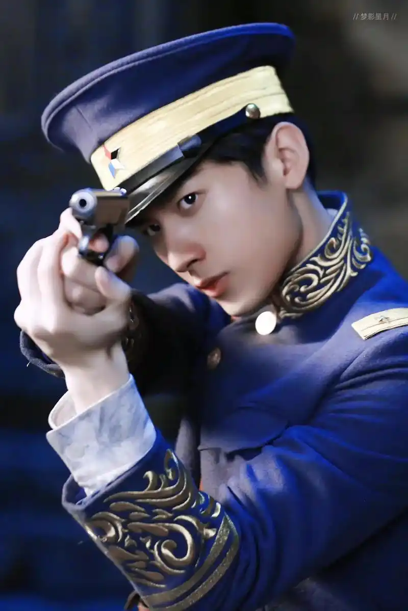 穿上这件笔挺的军装格外帅气.#向全世界安利成毅 - 抖音