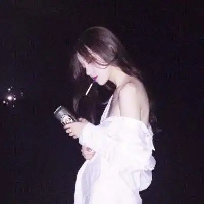 高冷范黑白女生头像