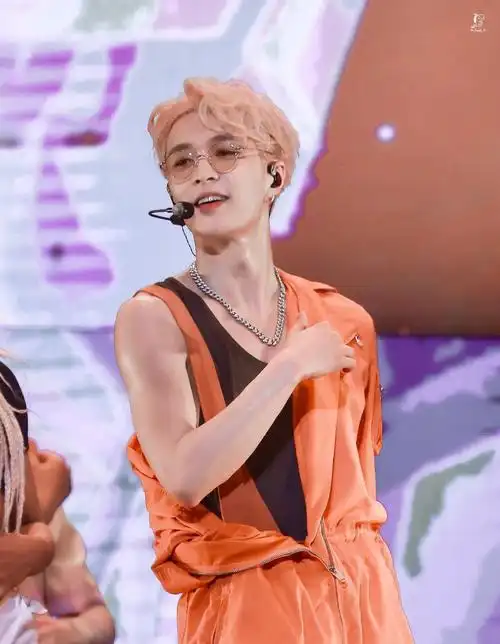 张艺兴的咧嘴笑算是娱乐圈里最干净的笑容!