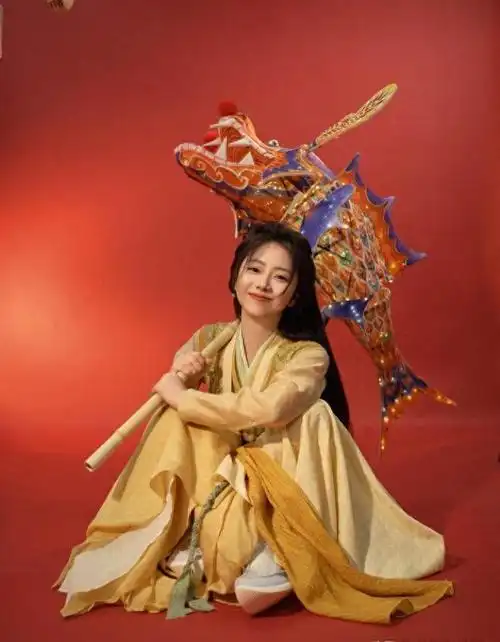 谭松韵古装逍遥点一盏花灯奔赴一场元肖盛会