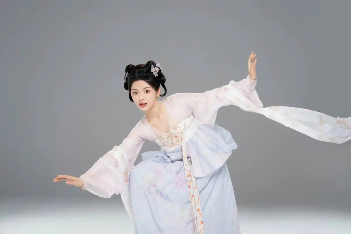 杨超越七时吉祥手机壁纸