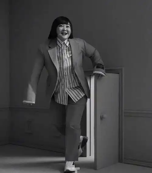 贾玲时尚芭莎封面照曝光气质优雅眼神高冷被赞女神范十足