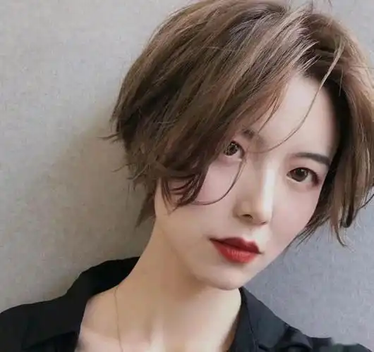 中分齐耳短发