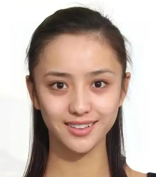 在这组素颜证件照中,她的五官出众,尤其是那双有神的眼睛,让人难以移