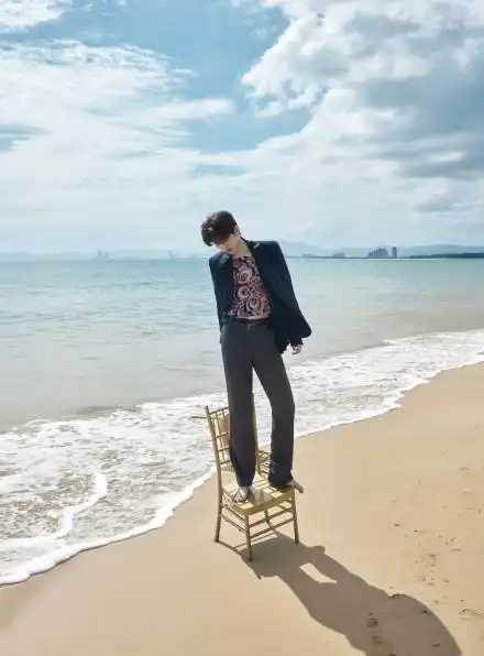 蔡徐坤把床搬到沙滩上时尚张力十足撩倒了多少人