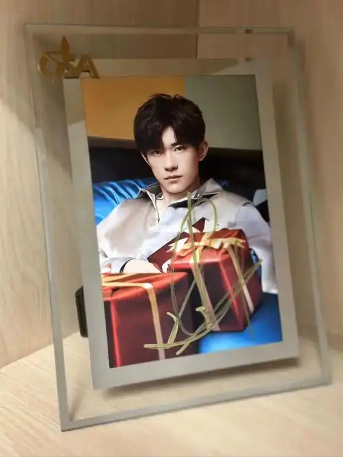 上新,易烊千玺亲笔签名照,带证书,含精美玻璃相框,升级高档礼盒包装