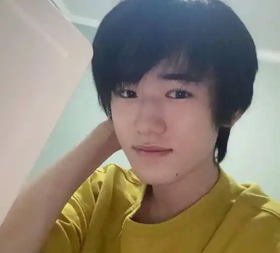 原创宋亚轩晒素颜自拍干净清澈却难掩疲惫笑容不愧是学生的榜样