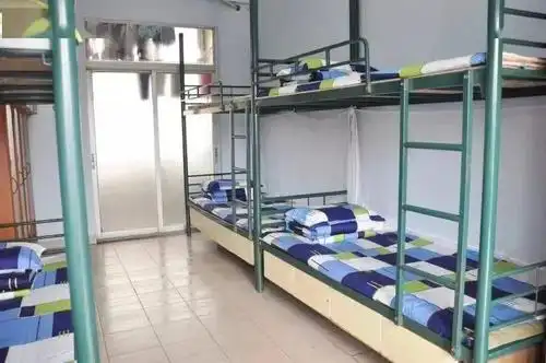 深大附中的宿舍分配是,高一住四人宿舍,高二高三住六人宿舍,都是上