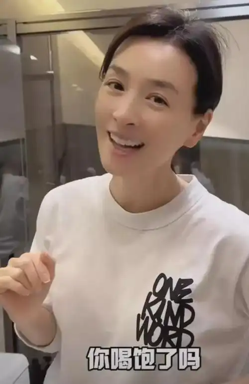 张庭素颜展示化妆柜整面墙都是自家产品网友质疑真会用么