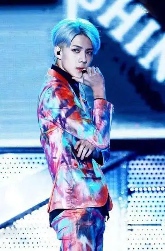 吴世勋 世勋的的四六分蓝发略显成熟,但是也会凸显皮肤的白皙程度,很