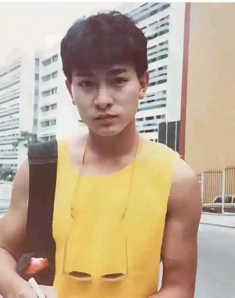 二十岁出头的华仔,长相其实也比较普通,算不上帅哥,不过五官还是很有