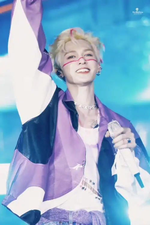 朱正廷成都欢乐谷大运音乐节#朱正廷把应援色印在身上和脸上现场太撩