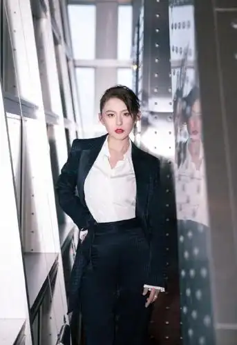 没见过这么飒的热依扎!一身西装眼神凌厉,好似"霸道女总裁"