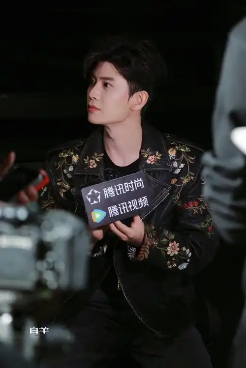 任嘉伦米兰时装周送非遗团扇##任嘉伦我要看正脸##任嘉伦外媒生图