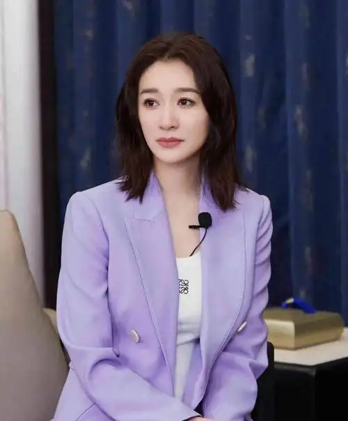 脸比较瘦的女生发型图片,李小冉穿着简约背心现身机场,皮肤白到发光