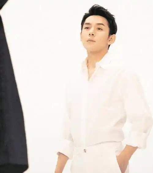 李佳琦素颜遛狗时被抓拍,看到他正脸的瞬间,确定用了百万化妆品?