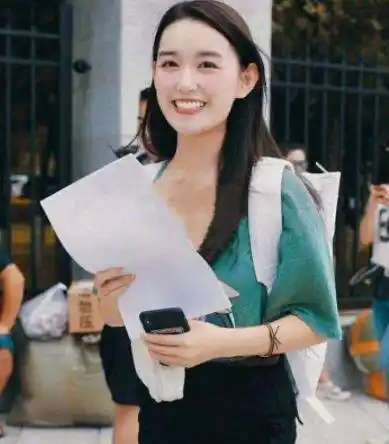 易烊千玺学校偶遇蒋依依,看到两人的打招呼方式:我承认我羡慕了_军训