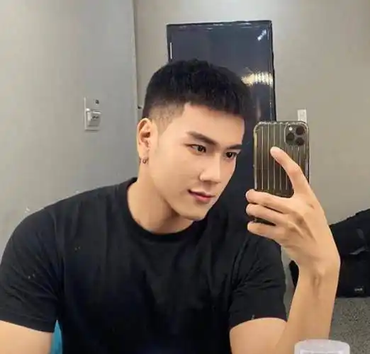 别再说寸头是"精神小伙"发型了,男生剪这3种短发,帅气又潮流_头发