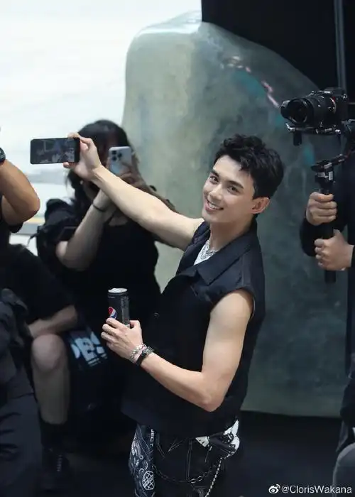 吴磊在街边理发店刮胡子