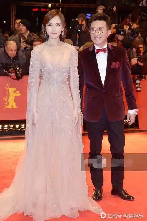 唐嫣与通灵珠宝董事长兼ceo沈东军合影.