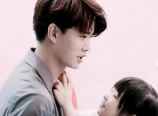 有一种颜值叫"全家最帅",看到任嘉伦孩子的照片,难怪舍不得晒