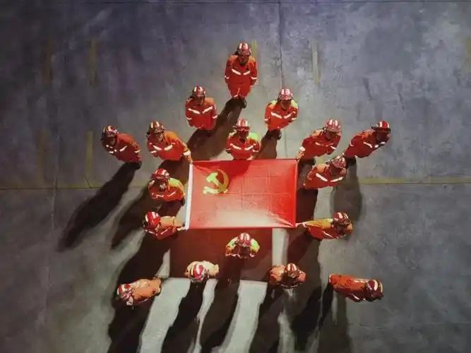 七一建党节丨"我与党旗合张影"创意合照纪念活动(二)_腾讯新闻