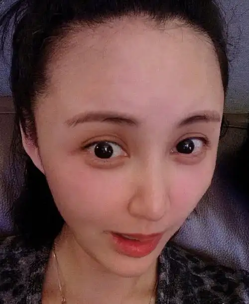 张歆艺晒自拍,大眼睛尖下巴,一个细节更是让网友替小宝宝担忧!