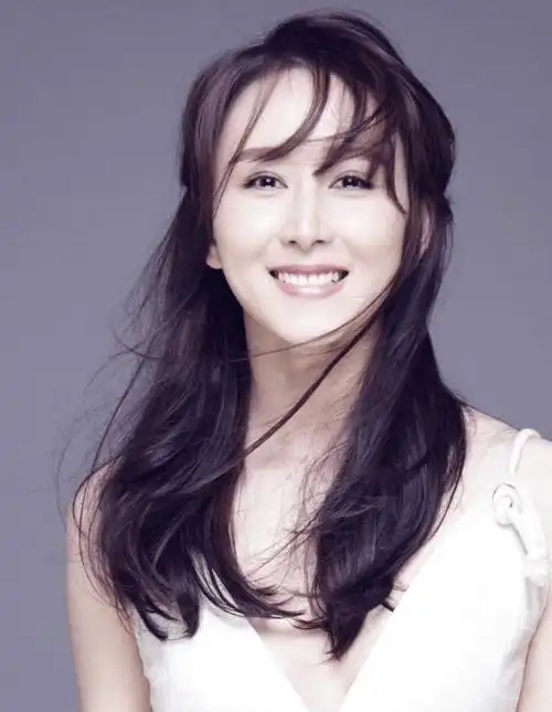 胡静写真全网惊艳,灵动女神范十足,曼妙身材惊叹众人,完美无瑕引发