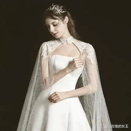 白色晚礼服是一种经典的时尚款式,适合出席正式的场合.