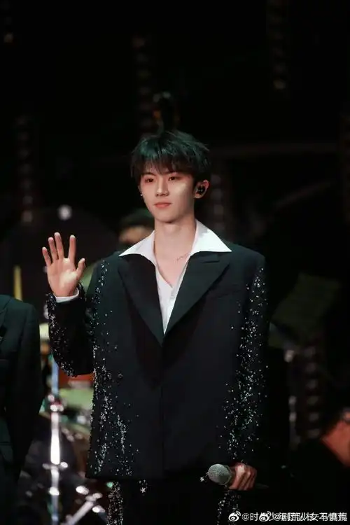 马嘉祺丁程鑫同款坐姿##马嘉祺丁程鑫同款拍照姿势