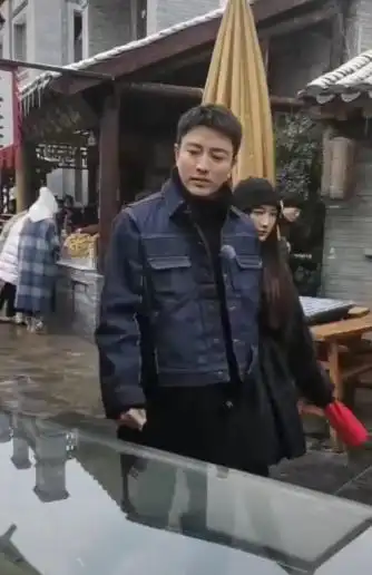 贾乃亮又被催复婚携孟佳亲密同游网友却称女方不如李小璐漂亮