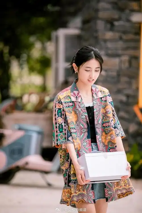 张子枫《向往的生活》幕后写真 花衬衫盛夏少女感十足