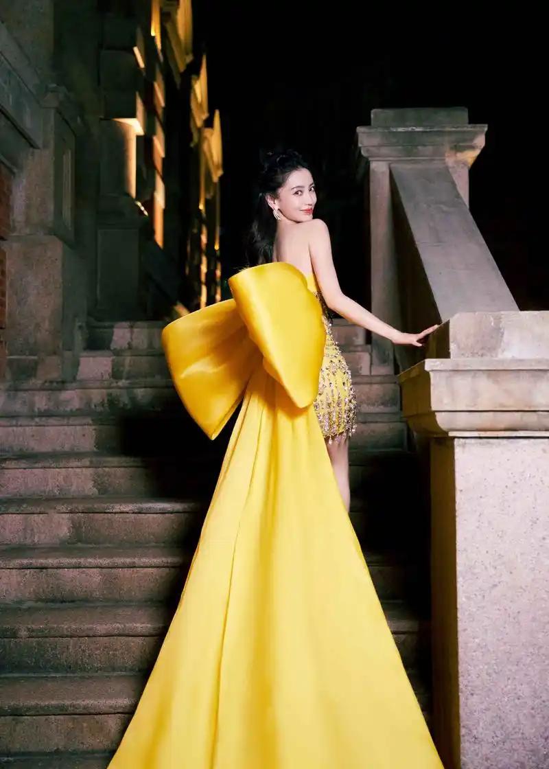杨颖时尚表现力再发力,一款高定礼服,穿出充满少女感的在逃公主