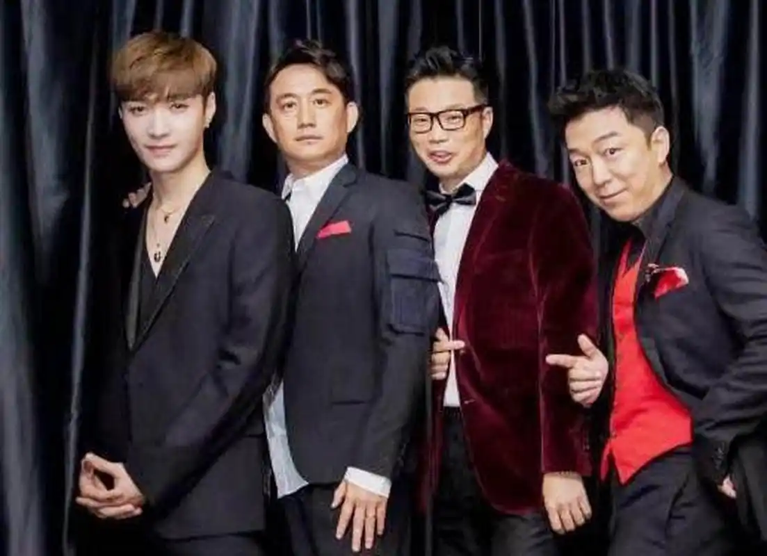 有一次聚餐,孙红雷把张艺兴拉到身边:"艺兴,黄渤,黄磊都在那边,你去