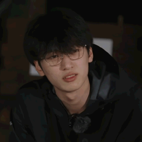 捧着这个瓜皮小眼镜儿猪亲了又亲爱不释手…  #严浩翔这是我的岛