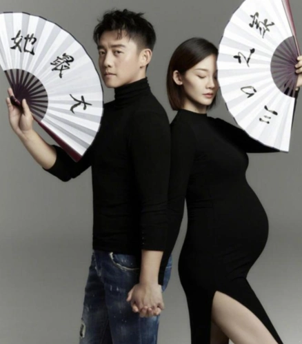 "照片中,苗苗穿着一件修身的黑色连衣裙,怀孕的肚子明显鼓起.