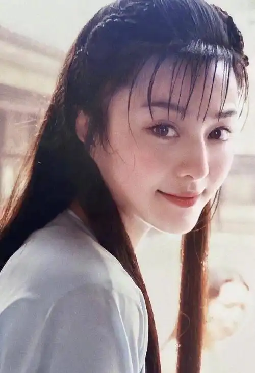 照片中,20岁的范冰冰清纯可人,长发披肩笑容甜美又治愈.