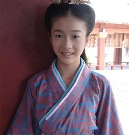 虽然小时候就开始和大咖拍戏,但张雪迎真正走入大众视线的应该还是从