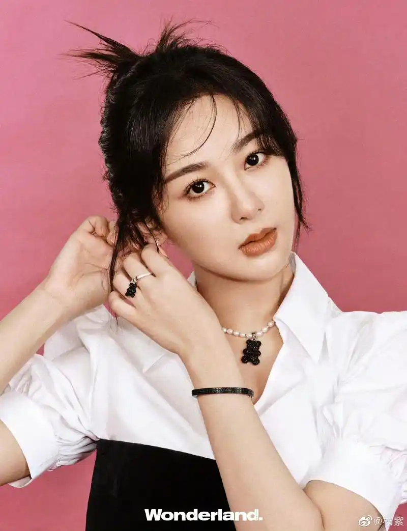 杨紫上演写真大片,淑女风十足,又美又飒