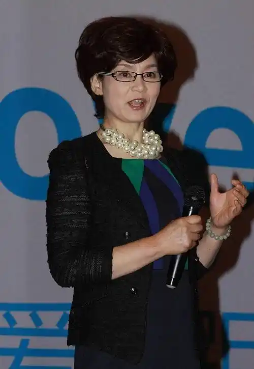 65岁潘虹依然孤傲,穿套裙配葡萄珍珠项链,贵族气质太深入人心_骨子里