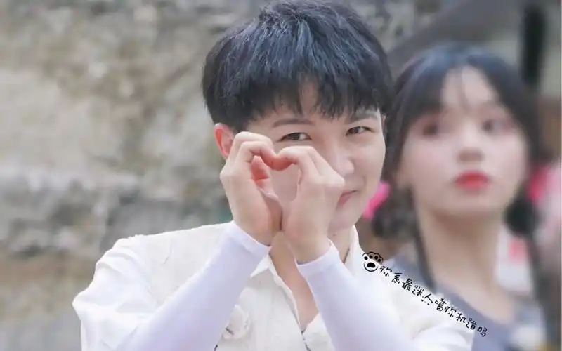 周深奔跑吧贵阳0418录制对生米比心06