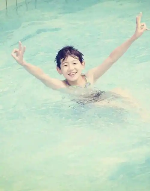 求这张王源游泳图,上次那他当qq背景,结果找不到这张原图了