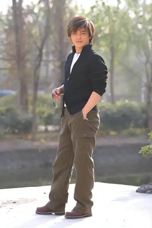 在男演员通常要求身高达到170厘米的时代,他身高只有165厘米,要如何与