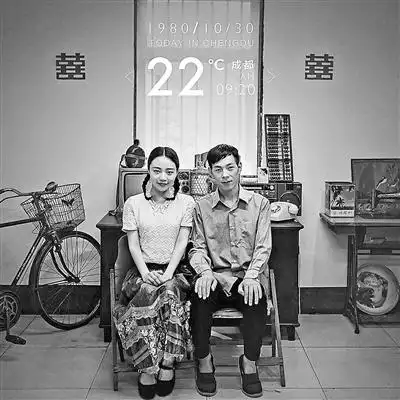 女孩穿上母亲80年代的嫁衣,拍摄一张结婚照