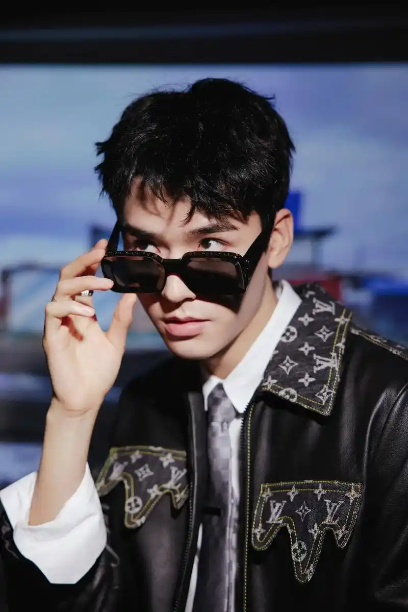 龚俊#红毯 俊子今晚在#新篇章之夜 上造型真的太帅太绝了# - 抖音