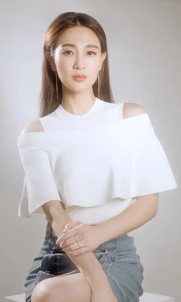 气质优雅温婉可人的大连女明星侯梦莎